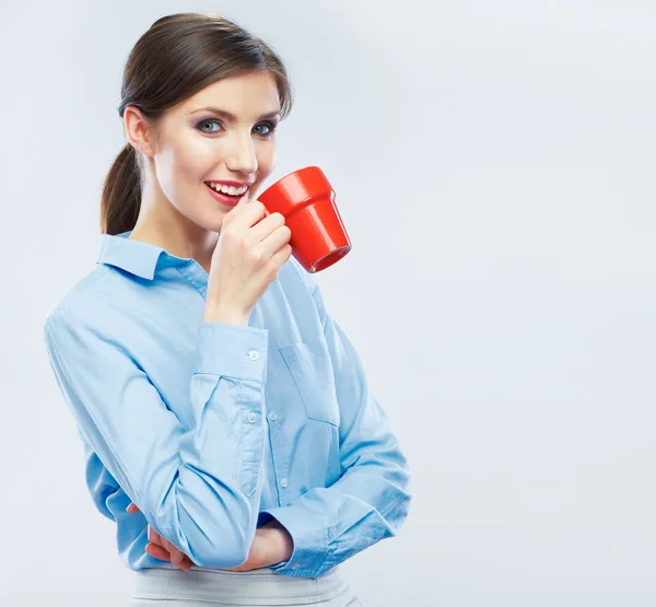 Geschäftsfrau hält Kaffeetasse — Stockfoto