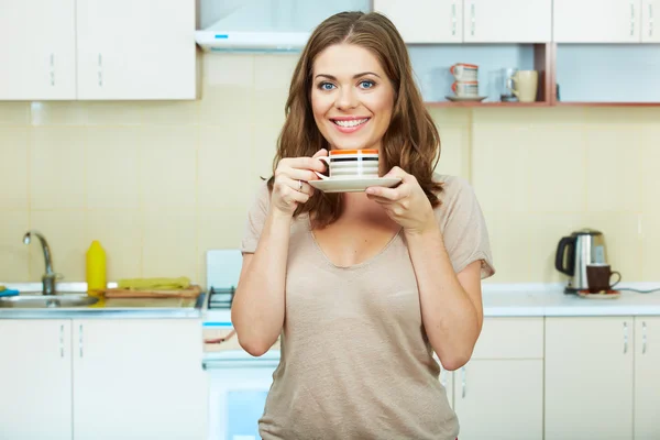 Vrouw in keuken — Stockfoto