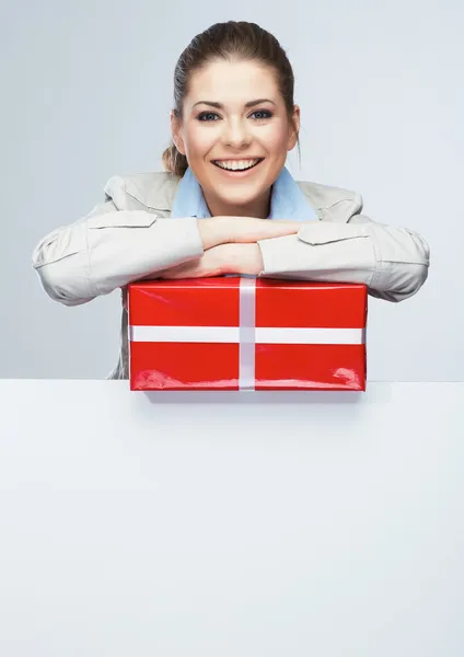 Mulher de negócios segurar caixa de presente — Fotografia de Stock