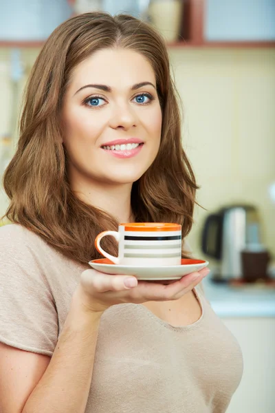 Vrouw in keuken — Stockfoto