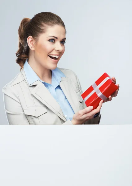 Mujer de negocios celebrar caja de regalo — Foto de Stock