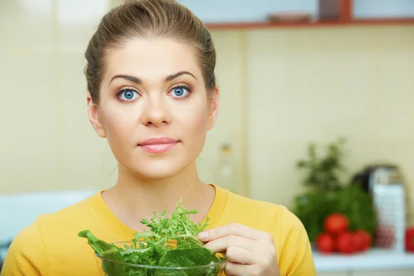 Femme dans la cuisine — Photo