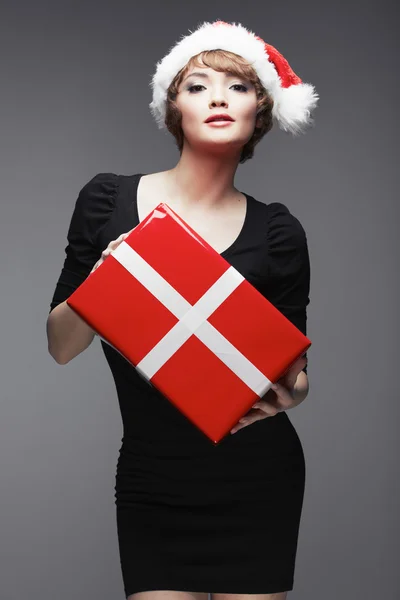 Frau hält Weihnachtsgeschenk in Händen — Stockfoto