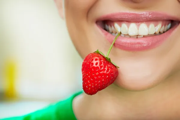 Labios con fresa — Foto de Stock