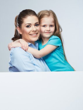 Anne ve kızı kucaklama