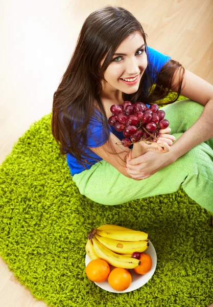 Woman with fruits. — Stock Photo, Image