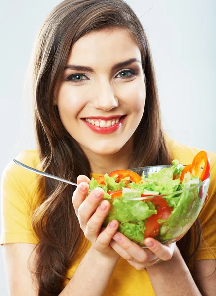 Femme mangeant de la salade verte — Photo