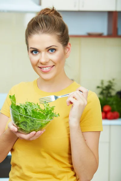 Vrouw in keuken — Stockfoto