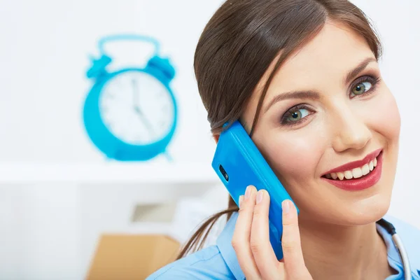 Zakelijke vrouw aan de telefoon — Stockfoto