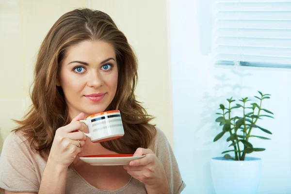 Vrouw in keuken — Stockfoto