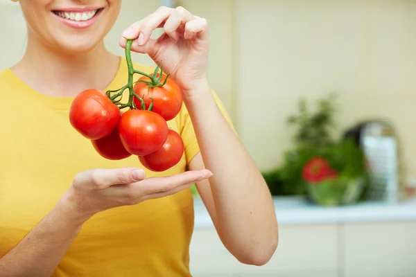 Vrouw in keuken — Stockfoto