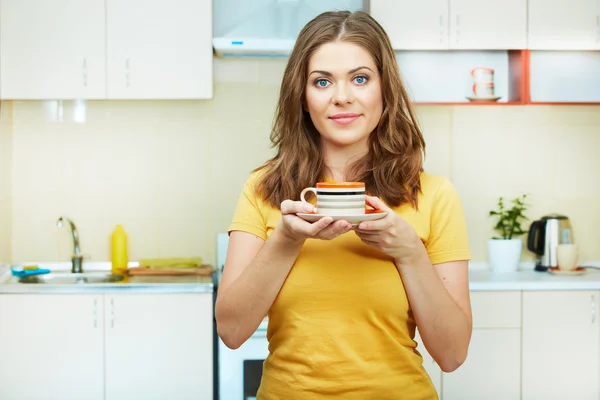 Femme dans la cuisine — Photo