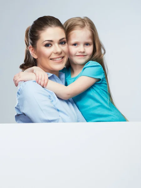 Moeder en dochter omhelzing — Stockfoto