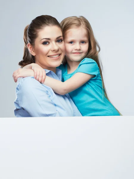 Mor och dotter omfamning — Stockfoto