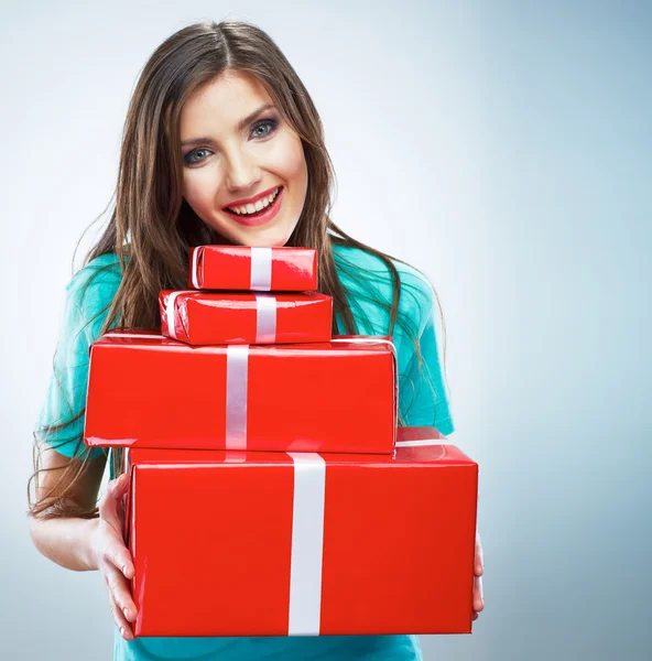 Mujer celebrar caja de regalo —  Fotos de Stock