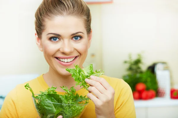 Vrouw in keuken — Stockfoto