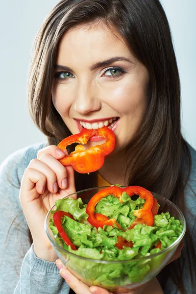 グリーンサラダを食べる女 — ストック写真