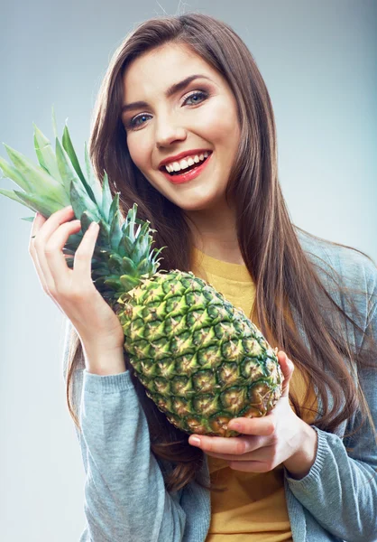 Женщина с ананасом — стоковое фото