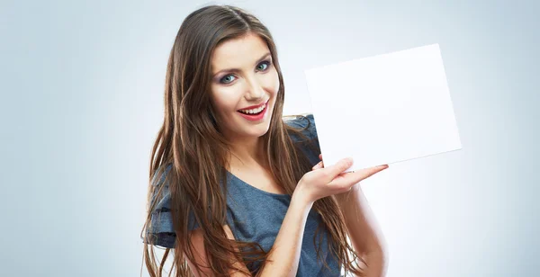 Menina segurar papel em branco — Fotografia de Stock