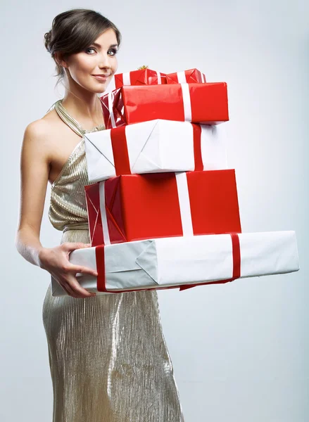 Frau hält Geschenkbox — Stockfoto