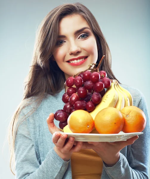 Vrouw met vruchten — Stockfoto