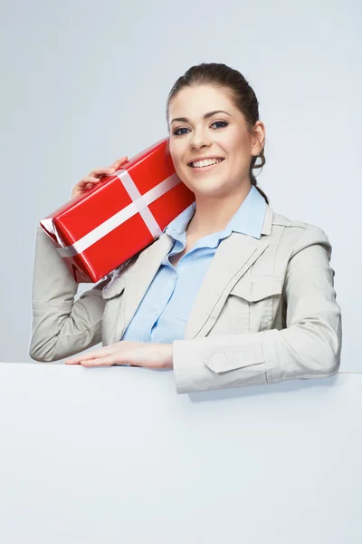 Femme d'affaires avec boîte cadeau — Photo