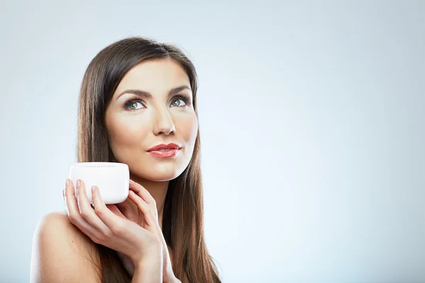 Frau hält kosmetische Creme in der Hand — Stockfoto