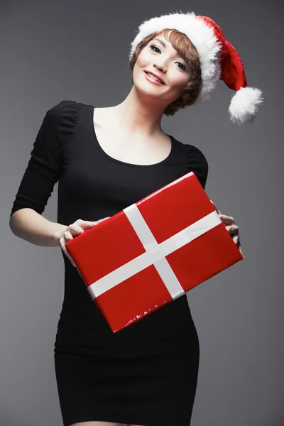 Женщина держит рождественский подарок — стоковое фото