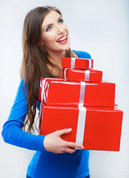 Frau hält Geschenkbox — Stockfoto