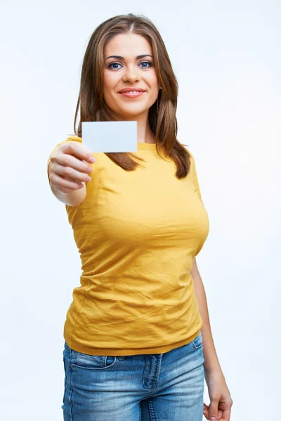 Mujer sosteniendo tarjeta en blanco — Foto de Stock