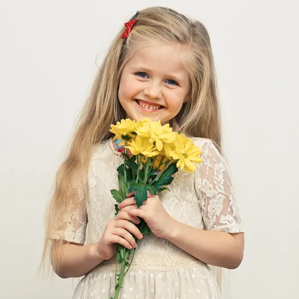 Girl hold flowers — Stock Photo, Image
