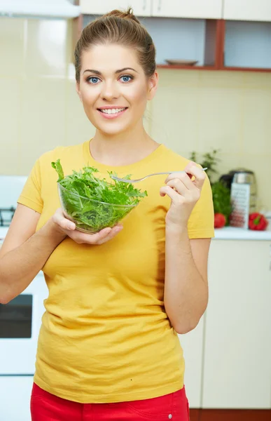 Mujer en la cocina —  Fotos de Stock