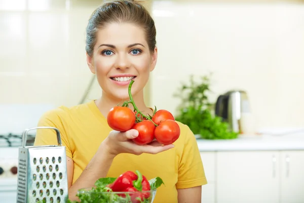 Vrouw in keuken — Stockfoto