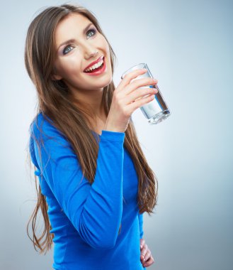 Bir bardak suyu olan bir kadın.