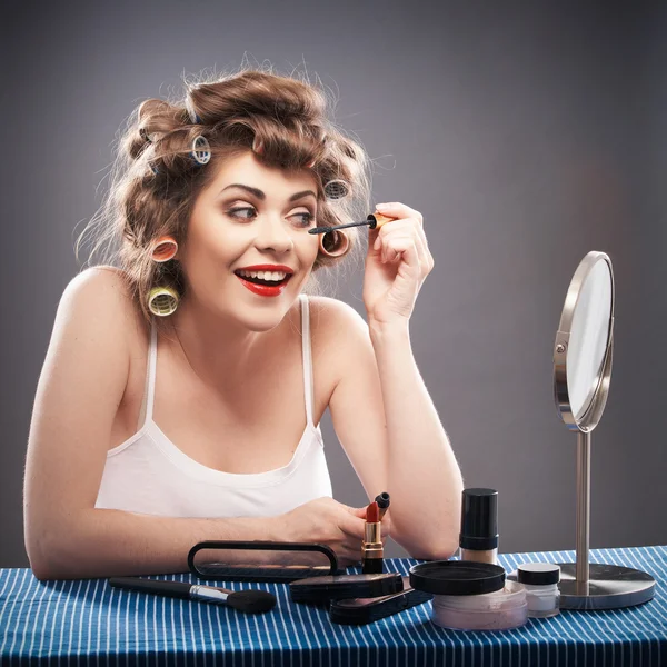 Woman using mascara — Stock Photo, Image