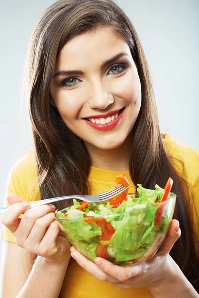 Mulher come salada — Fotografia de Stock
