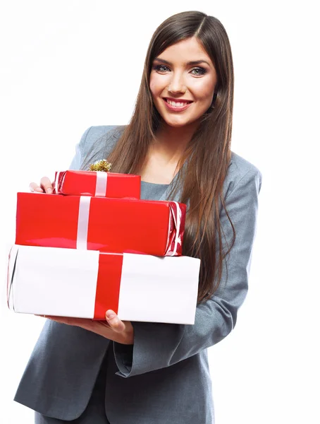 Geschäftsfrau hält Geschenkbox. — Stockfoto