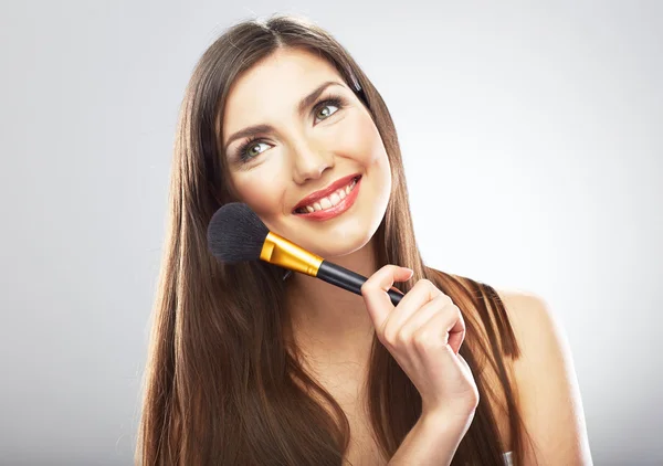 Mujer sosteniendo maquillaje cepillo. — Foto de Stock