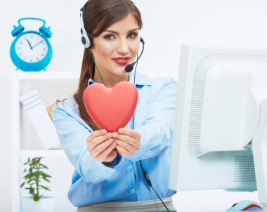 Çağrı Merkezi operatörü ile kırmızı kalp