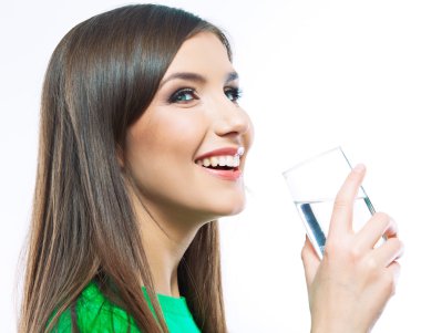 Bir bardak suyu olan bir kadın.