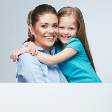 Anne ve kızı kucaklama.
