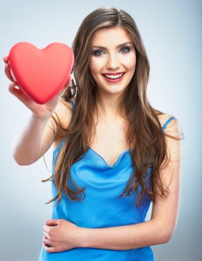 mutlu kadın tutmak aşk sembolü kırmızı kalp