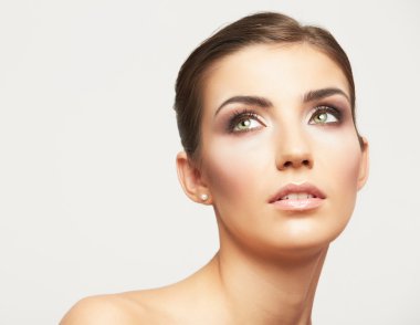 güzel bir genç kadın yüzü.