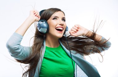 Kulaklıklı kadın müzik dinliyor.