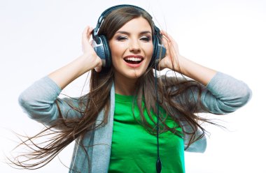 Kulaklıklı kadın müzik dinliyor. .