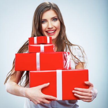 Genç mutlu gülümseyen kadını kırmızı hediye kutusu tutun portresi.