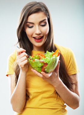 Salata yiyen kadın .