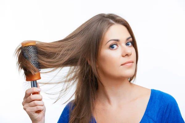 Mladá žena hřebenů vlasy — Stock fotografie