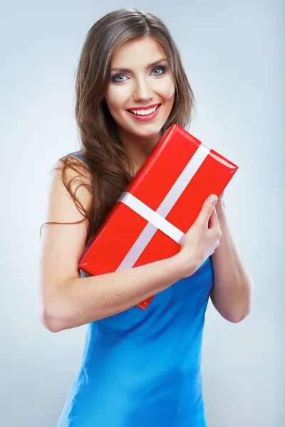 若い笑顔女性保持する赤いギフト ボックス — ストック写真