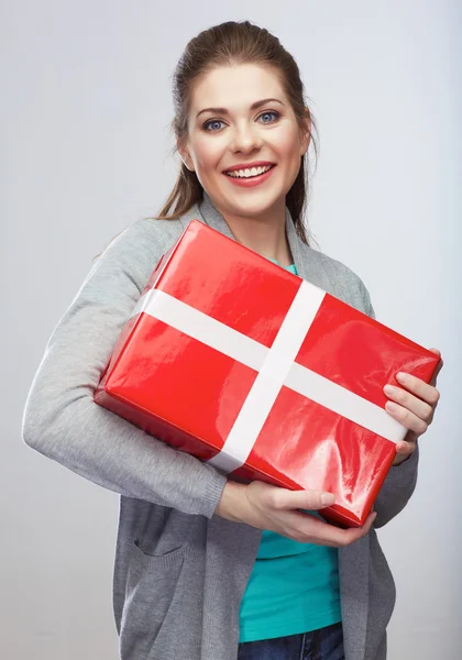 Молодая счастливая улыбающаяся женщина держит подарочную коробку — стоковое фото